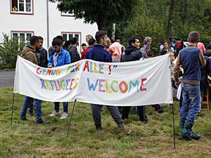 Bunte Einladung für die Flüchtlingen in den umliegenden Unterkünften: "Genug für alle! Refugees welcome". (Foto: Michael Güthlein)