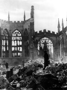 Die Ruine der Kathedrale von Coventry im November 1940. Foto: epd-Bild/Keystone