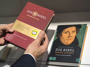  Von heute an liegt sie im Buchhandel in den Regalen: die neue Lutherbibel. (Foto: epd-Bild/Heike Lyding)