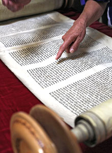 Torarolle mit hebrischem Text. (Foto: epd-Bild/Alexander Stein)