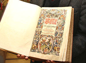 Eine Lutherbibel aus dem Jahr 1591. (Foto: epd-Bild/Wenke Böhm)