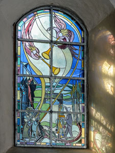 Das Fenstermotiv in der St. Andreaskirche Abbenrode. (Foto: epd-Bild/Jens Schulze)