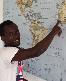 Theo zeigt, woher er kommt: Er flüchtete von Guinea über das Mittelmeer. (Foto: Dietrich Hoof-Greve)