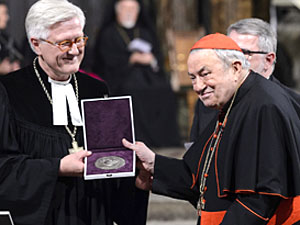 Der EKD-Ratsvorsitzende Heinrich Bedford-Strohm (l.) berreichte die Martin-Luther-Medaille der EKD an Kardinal Karl Lehmann. (Foto: epd-Bild/Jens Schlter)