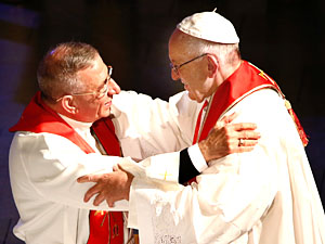 Nach der Unterzeichnung des gemeinsamen Wortes umarmten sich Papst Franziskus (re.) und Bischof Munib Younan. (Foto: epd-Bild/Mikael Ringlander)