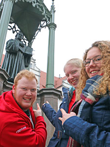 Johann-Hendrik, Paula und Miriam (von links) vor dem berhmten Luther-Denkmal in Wittenberg. (Foto: epd-Bild/Dieter Sell)