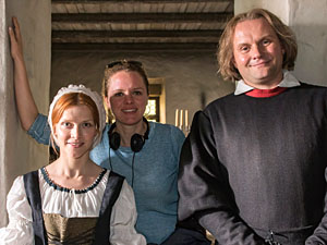 Karoline Schuch als Katharina von Bora, Regisseurin Julia von Heinz und Devid Striesow als Martin Luther. (Foto: epd-Bild/Jens-Ulrich Koch)