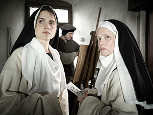 Karoline Schuch (rechts) als Nonne Katharina von Bora. (Foto: Jens-Ulrich Koch)