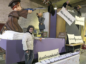 Künstler Mathias Rosenbusch präsentiert seinen Motivwagen in Braunschweig. (Foto: epd-Bild/Peter Sierigk)