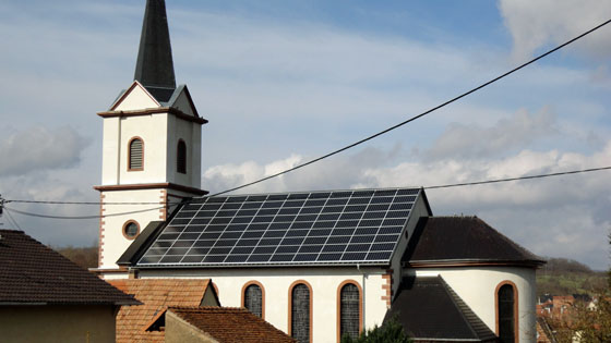 Die evangelische Kirche in Gumbrechtshoffen (Elsass, Frankreich) mit Solarmodulen auf dem Dach
