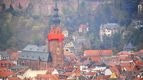 Heidelberger Heiliggeistkirche mit einem Schal um den Kirchturm