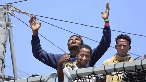 Fluechtlinge an Bord der Fregatte "Hessen" bei der Ankunft im Hafen von Palermo