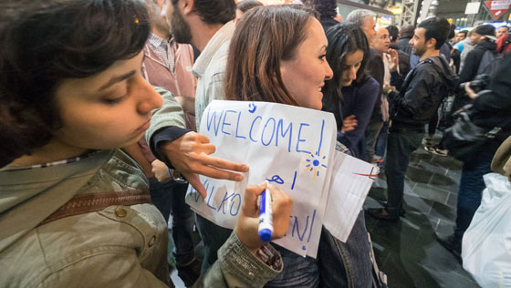 Willkommens-Schild für Flüchtlinge am Frankfurter Hauptbahnhof