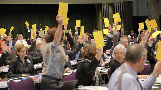 Abstimmung im Plenum der EKD-Synode in Bremen