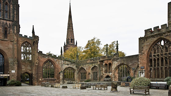 Hof im ehemaligen Innenraum der Kathedrale von Coventry, Grossbritannien