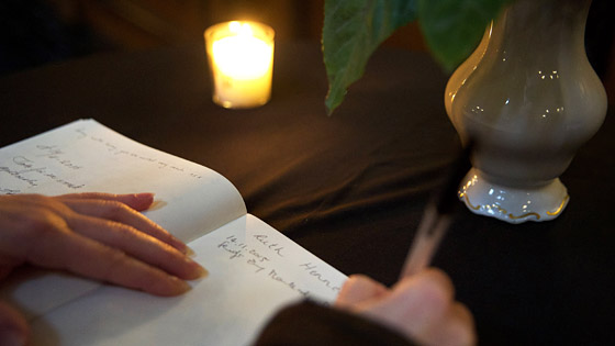Kondolenzbuch für die Opfer von Paris im Berliner Dom