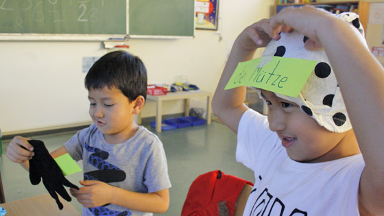 Die Brüder Saeed und Sina lernen Deutsch mit Kleidungsstücken