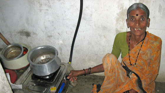 Die 50-jhrige Venkatalaxmanna aus dem indischen Dorf Gollapalli in ihrer Kochecke mit Biogasherd