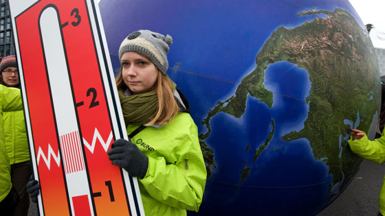 Thermometer und Weltkugel auf einer Demonstration in Berlin vor dem Weltklimagipfel