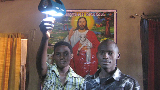 Zwei junge Mnner mit Solarlampe