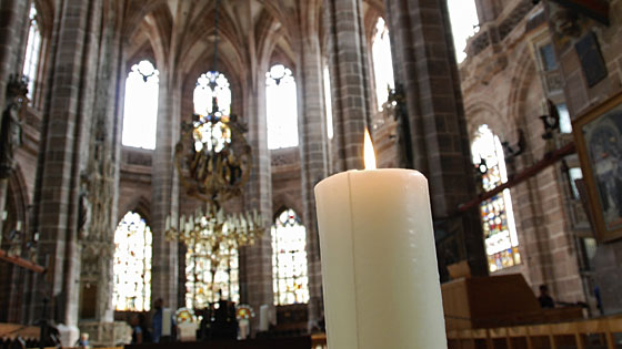 Kerze in der evangelischen Kirche St. Lorenz in Nrnberg
