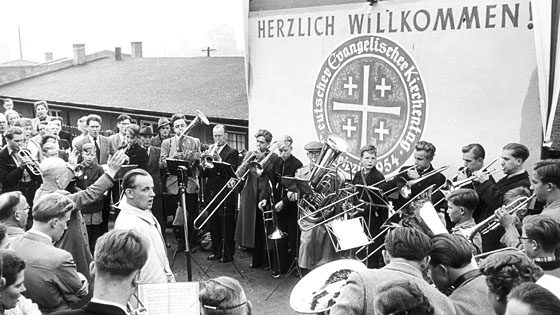 Bläser aus der DDR empfangen 1954 den Kirchentags-Sonderzug aus Düsseldorf an der Grenze zum Deutschen Evangelischen Kirchentag in Leipzig