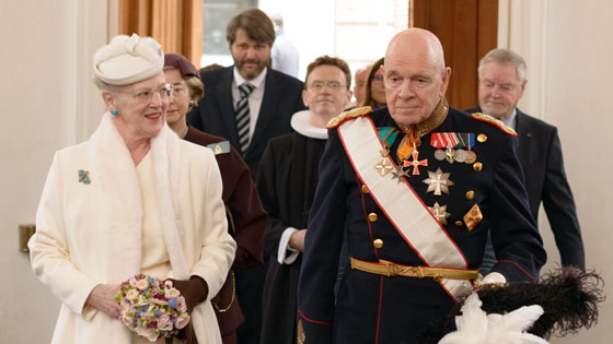 Königin Margarete II. und der königliche Patron Kjeld Hillingsoe ziehen zum Jubiläumsgottesdienst in die St. Petri-Kirche in Kopenhagen ein