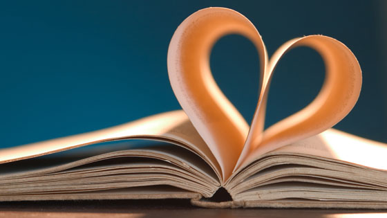 Zwei Buchseiten als Herz zusammengesteckt