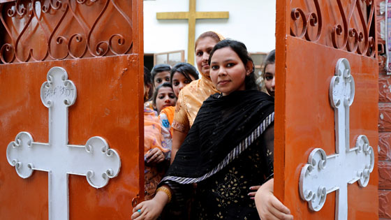 Frauen in einer Kirche in Pakistan