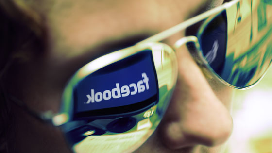 Das Facebook-Logo spiegelt sich in einer Sonnenbrille