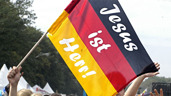 Deutschland-Fahne mit dem Schriftzug "Jesus ist Herr!"