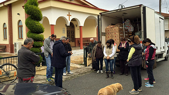 Gebet vor einem Hilfstransport der Griechisch-Evangelischen Kirche