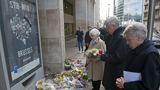 Mitglieder des Rates der EKD gedenken an der Brsseler U-Bahnstation Maelbeek der Opfer der Terroranschlge