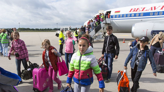 Kinder aus der weirussischen Gomel-Region sind in Hannover-Langenhagen gelandet
