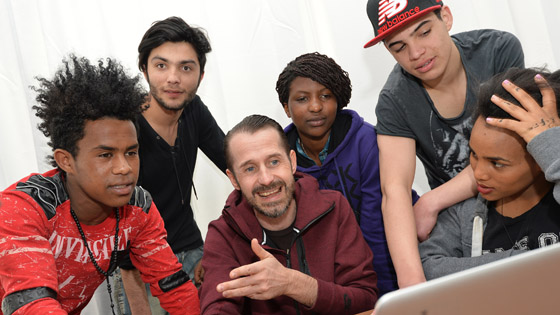 Gemeinsam mit dem hannoverschen Rapper Spax (M.) erarbeiten jugendliche Flüchtlinge bei einem Rap-Workshop einen Song