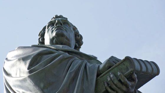 Skulptur von Martin Luther am Lutherdenkmal in Worms