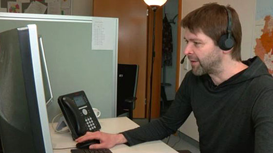 Ein Mitarbeiter des Info-Service der evangelischen Kirche beantwortet eine telefonische Anfrage
