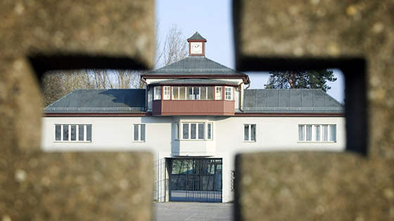 Blick auf den Eingang des ehemaligen Konzentrationslagers Sachsenhausen in Oranienburg