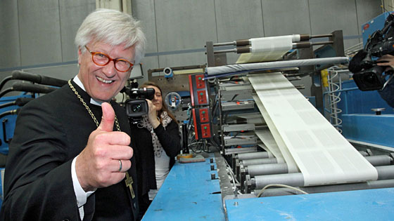 EKD-Ratsvorsitzender Heinrich Bedford-Strohm an den Druckmaschinen für die neue Lutherbibel