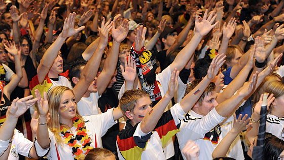 Jubelnde Fans der deutschen nationalmannschaft im Fußballstadion