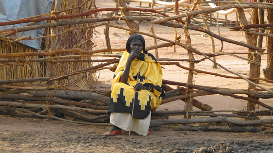 Eine Frau sitzt erschöpft am Wegesrand im Flüchtlingslager in Yida (Südsudan)