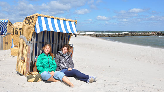 Zwei Mütter entspannen mit Strandkorb am Ostseestrand