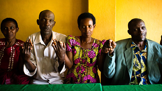 Gemeindemitglieder in Remera, Ruanda, halten sich an den Händen
