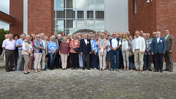 Pfarrerinnen und Pfarrer im Ruhestand, die von der EKD in Auslandsgemeinden eingesetzt werden, vor dem EKD-Kirchenamt in Hannover