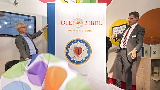 Enthüllung eines Modells der neuen Lutherbibel 2017 zum Verkaufsstart auf der Frankfurter Buchmesse