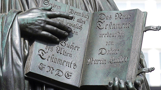 Das Lutherdenkmal in Wittenberg. Natrlich dabei: Die Bibel. (Foto: epd-Bild/Steffen Schellhorn)