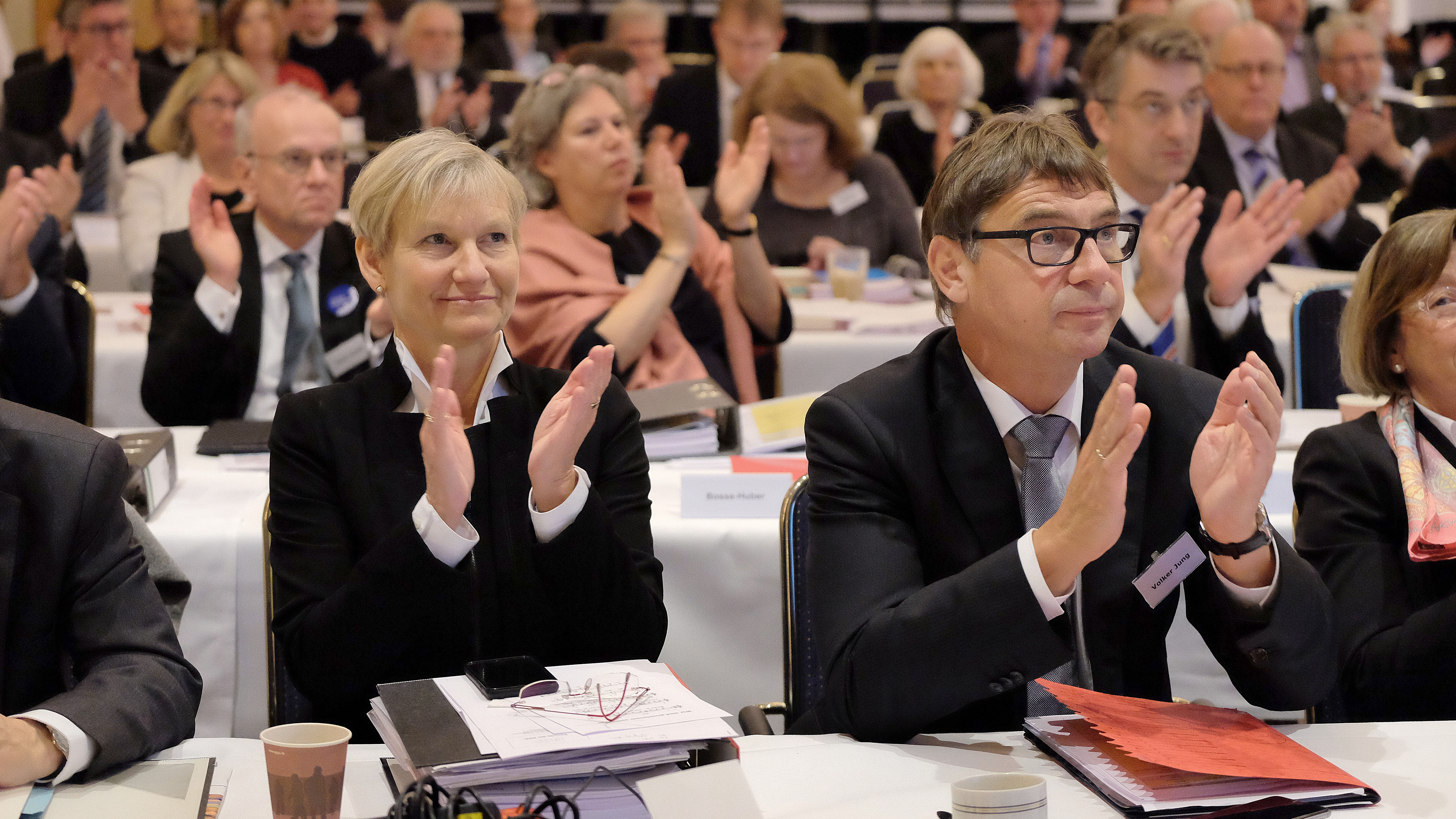 Plenum der EKD-Synode im Magdeburg mit Kirchenpräsident Volker Jung und Bischöfin Kirsten Fehrs im Vordergrund