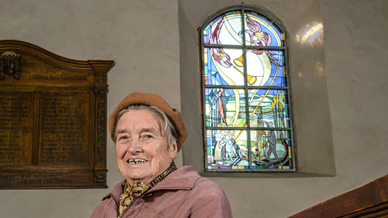 Ilse Meyer vor dem Fenstermotiv in der evangelischen St.-Andreaskirche im ehemaligen innerdeutschen Grenzort Abbenrode