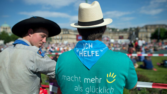 Kirchentagshelfer mit Helfer-Tuch beim Deutschen Evangelischen Kirchentag 2015 in Stuttgart