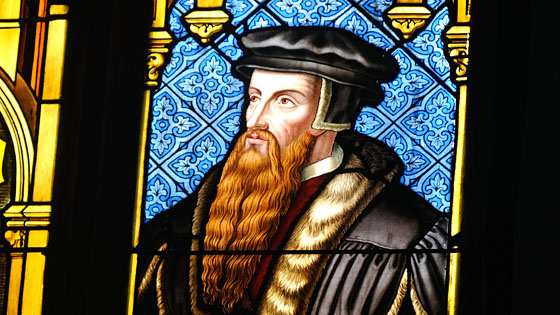 Johannes Calvin auf Kirchenfenster. (Foto: Mathias Ernert)